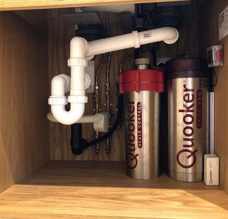 Quooker tank and waste under the sink