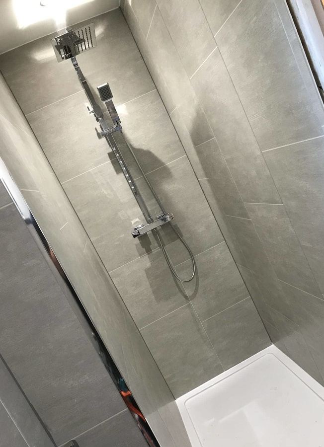 Thermostatic shower and tray