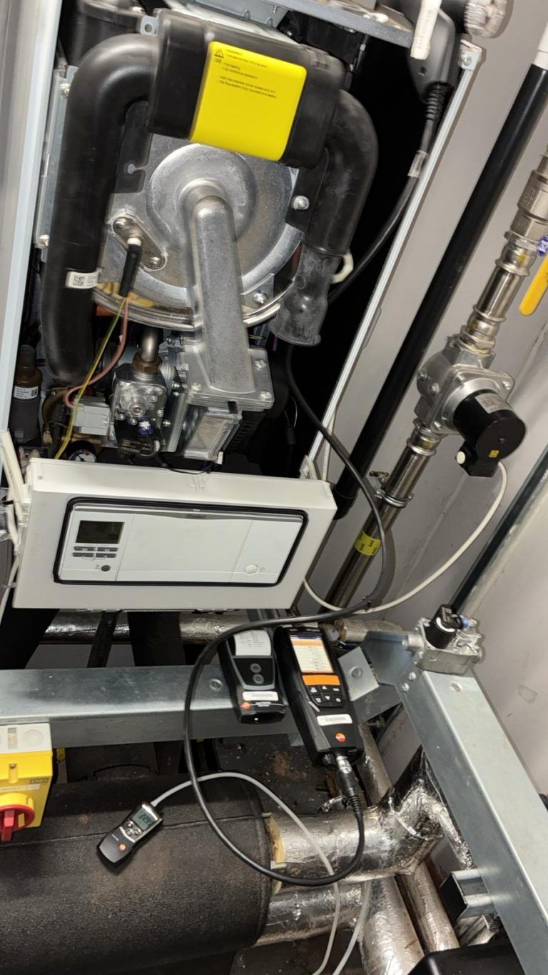 Flue gas analyser connected to an open boiler