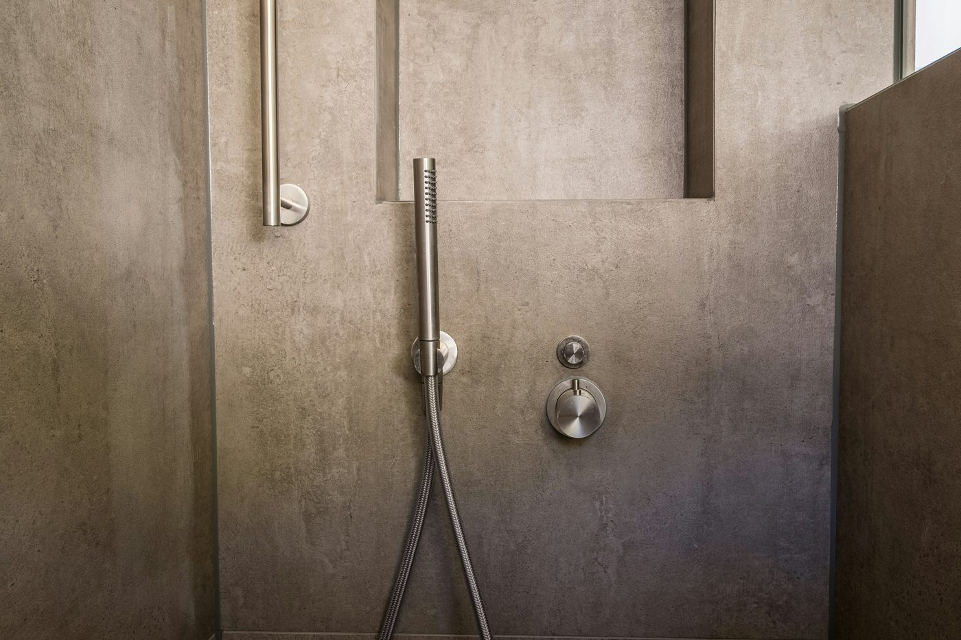 Concealed thermostatic mixer valve with a handheld shower